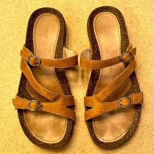Women TEVA sandals tan with leather and cork like foot bed w/rubber sole Size 7